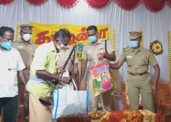 கோவில்பட்டியில் 125 க்கும் மேற்பட்ட  நாட்டுப்புற  கலைஞர்கள், மாற்றுத்திறனாளி கள், விதவைகள், ஏழை மக்கள் மற்றும்,பத்திரிகையாளர்களுக்கு தூத்துக்குடி எஸ்பி ஜெயக்குமார் அரிசி, பருப்பு, காய்கறிகள், மசாலா சாமான்கள், அடங்கிய தொகுப்பு பை வழங்கினார்