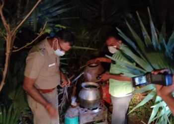 பனங்காட்டில் கள்ளச்சாராயம் வடிப்பு – 20 லிட்டர் ஊரல் அழிப்பு – கேஸ் சிலிண்டர், அடுப்பு மற்றும் பானை பறிமுதல் – தூத்துக்குடி எஸ்பி ஜெயக்குமார் நேரில் பார்வையிட்டார்