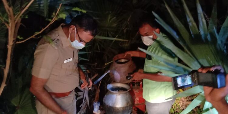 பனங்காட்டில் கள்ளச்சாராயம் வடிப்பு – 20 லிட்டர் ஊரல் அழிப்பு – கேஸ் சிலிண்டர், அடுப்பு மற்றும் பானை பறிமுதல் – தூத்துக்குடி எஸ்பி ஜெயக்குமார் நேரில் பார்வையிட்டார்