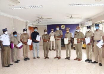 கடந்த வாரம் சிறப்பாக பணியாற்றிய 2 காவல் ஆய்வாளர்கள் உட்பட 23 காவல்துறையினருக்கு எஸ்பி ஜெயக்குமார் பாராட்டுச்சான்றிதழ் வழங்கி பாராட்டினார்.