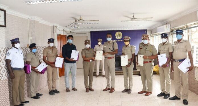 கடந்த வாரம் சிறப்பாக பணியாற்றிய 2 காவல் ஆய்வாளர்கள் உட்பட 23 காவல்துறையினருக்கு எஸ்பி ஜெயக்குமார் பாராட்டுச்சான்றிதழ் வழங்கி பாராட்டினார்.