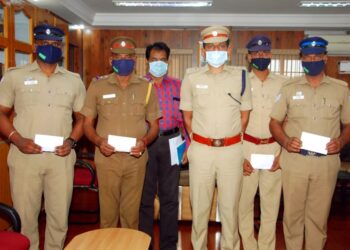 குழந்தையின் உயிரை காப்பாற்றிய போலீசாரை நேரில் அழைத்து பாராட்டினார் மாவட்‌‌‌ட எஸ்‌‌‌.பி சீனிவாசன்