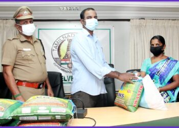 திருநெல்வேலி தூய்மைப் பணியாளர்களுக்கு அரிசி மற்றும் காய்கறிகள் அடங்கிய தொகுப்பு மாவட்ட எஸ்பி மணிவண்‌‌‌ணன்‌‌‌ உத்தரவின் பேரில் வழங்கப்பட்டது