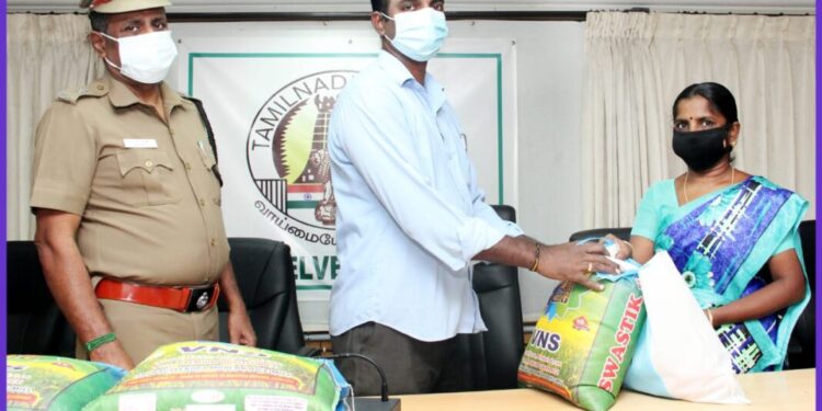 திருநெல்வேலி தூய்மைப் பணியாளர்களுக்கு அரிசி மற்றும் காய்கறிகள் அடங்கிய தொகுப்பு மாவட்ட எஸ்பி மணிவண்‌‌‌ணன்‌‌‌ உத்தரவின் பேரில் வழங்கப்பட்டது