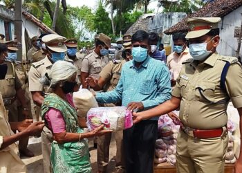 பழங்குடி மக்களுக்கு  உணவு பொருட்களை திருவாரூர் மாவட்ட எஸ்.பி வழங்கினார்