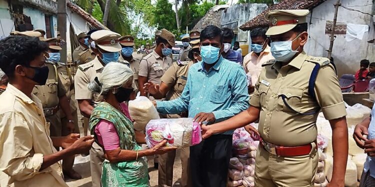 பழங்குடி மக்களுக்கு  உணவு பொருட்களை திருவாரூர் மாவட்ட எஸ்.பி வழங்கினார்