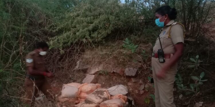 தூத்துக்குடி மாவட்டம் ஆழ்வார்திருநகரி தாமிரபரணி ஆற்றில் ஆற்றுமணல்களை திருட முயற்சி – சரியான நேரத்தில் சென்று தடுத்து நிறுத்திய காவல் ஆய்வாளர் ஜூடி