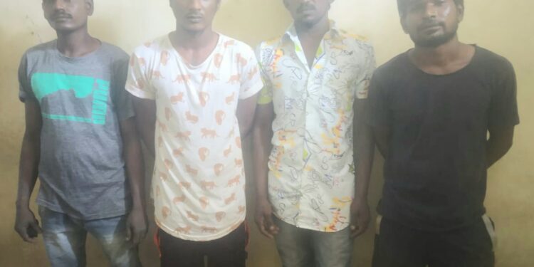 தூத்துக்குடியில் கொலை, கொலை முயற்சி, கொலை மிரட்டல் என 29 வழக்குகளில் ஈடுபட்ட பிரபல ரவுடிகள் 4 பேர் கைது – அரிவாள் மற்றும் கத்தி போன்ற ஆயுதங்கள் பறிமுதல்