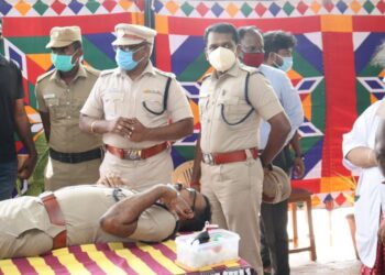 உலக இரத்த தான தினத்தை முன்னிட்டு தூத்துக்குடி  மாவட்ட  எஸ்பி ஜெயக்குமார் இரத்த தானம் வழங்கி துவக்கி வைத்தார்.