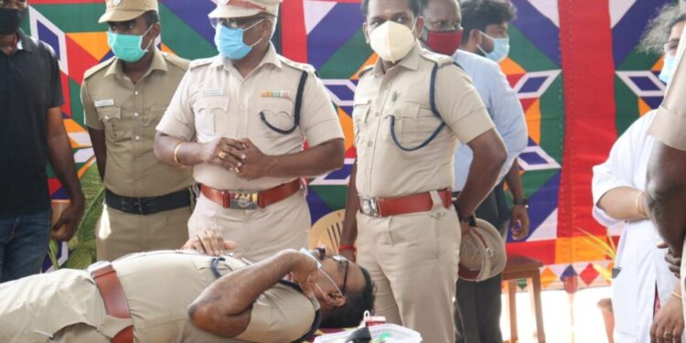 உலக இரத்த தான தினத்தை முன்னிட்டு தூத்துக்குடி மாவட்ட எஸ்பி ஜெயக்குமார் இரத்த தானம் வழங்கி துவக்கி வைத்தார்.