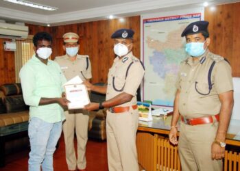 உயிருக்கு போராடிய காவலரின் உயிரை காப்‌‌‌பாற்‌‌‌றிய லாரி ஓட்‌‌‌டுநர் –  மத்‌‌‌திய மண்‌‌‌டல .ஐ.ஜி வெகுமதி வழங்‌‌‌கி பாராட்‌‌‌டு