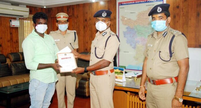 உயிருக்கு போராடிய காவலரின் உயிரை காப்பாற்றிய லாரி ஓட்டுநர் – மத்திய மண்டல .ஐ.ஜி வெகுமதி வழங்கி பாராட்டு