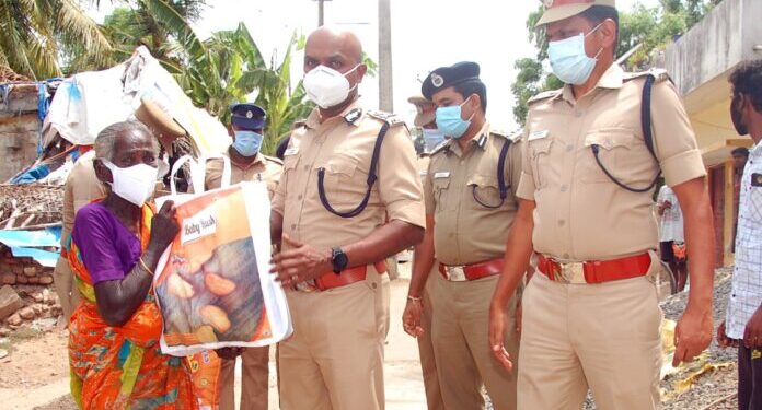 ஆதரவற்று வசித்துவரும் பெண்களுக்கு மத்‌‌‌திய மண்‌‌‌டல ஐ.ஜி தலைமையில் உணவுப்பொருள் மற்றும் பணம் வழங்கபட்‌‌‌டது