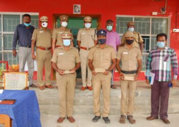 இரவு ரோந்து காவலர்கள் ஊர்காவல்படை காவலருக்கு மாவட்ட எஸ்‌‌‌.பி பாராட்டு