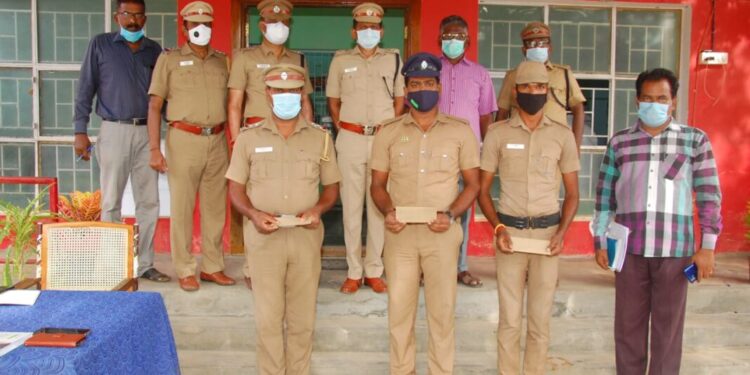 இரவு ரோந்து காவலர்கள் ஊர்காவல்படை காவலருக்கு மாவட்ட எஸ்.பி பாராட்டு