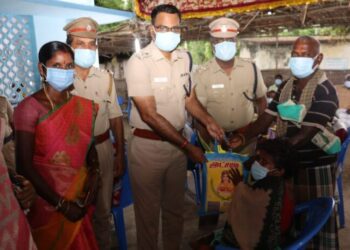 தூத்துக்குடி மாவட்ட காவல்துறை சார்பாக மாசார்பட்டி பகுதியில் வசித்துவரும் தூய்மை பணியாளர்கள், மாற்றுத்திறனாளிகள் மற்றும் ஏழை எளிய மக்கள் என 80 பேருக்கு நேற்று அரிசி, பருப்பு, காய்கறிகள் மற்றும் மளிகைப் பொருட்களை மாவட்ட எஸ்பி  எஸ். ஜெயக்குமார் வழங்கினார்.