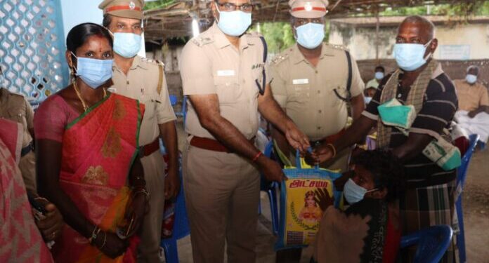 தூத்துக்குடி மாவட்ட காவல்துறை சார்பாக மாசார்பட்டி பகுதியில் வசித்துவரும் தூய்மை பணியாளர்கள், மாற்றுத்திறனாளிகள் மற்றும் ஏழை எளிய மக்கள் என 80 பேருக்கு நேற்று அரிசி, பருப்பு, காய்கறிகள் மற்றும் மளிகைப் பொருட்களை மாவட்ட எஸ்பி  எஸ். ஜெயக்குமார் வழங்கினார்.