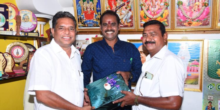 தலைமைச் செயலக பத்திரிகையாளர்கள் சங்கத்தின் மாநில செயலாளரும் தி ஹுயூமன் ரைட்ஸ் புலனாய்வு இதழ் துணை ஆசிரியர் காஞ்சி லயன் டாக்டர் கே முத்து அவர்களின் பிறந்த நாள் விழா!!காஞ்சிபுரத்தில் வெகு சிறப்பாக நடைபெற்றது. முக்கிய பிரமுகர்கள் பலர் கலந்துகொண்டு நேரில் வாழ்த்துக்கள் தெரிவித்தனர்