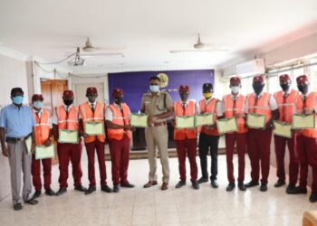 சாலை பாதுகாப்பு படை மாணவர்கள் 18 பேருக்கு தூத்துக்குடி மாவட்ட எஸ்பி  எஸ். ஜெயக்குமார் பாராட்டுச் சான்றிதழ் வழங்கினார்.