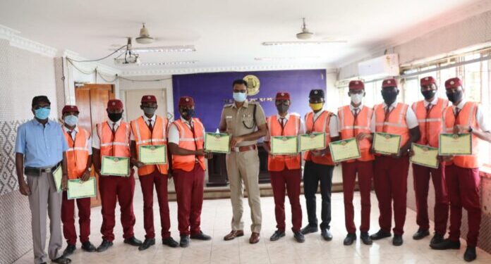 சாலை பாதுகாப்பு படை மாணவர்கள் 18 பேருக்கு தூத்துக்குடி மாவட்ட எஸ்பி எஸ். ஜெயக்குமார் பாராட்டுச் சான்றிதழ் வழங்கினார்.
