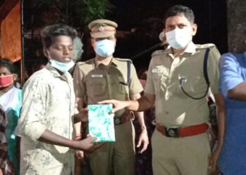 திருவாரூர்  மாவட்ட காவல் கண்காணிப்பாளர் சைக்கிளில் சென்று கொரோனா விழிப்புணர்வு