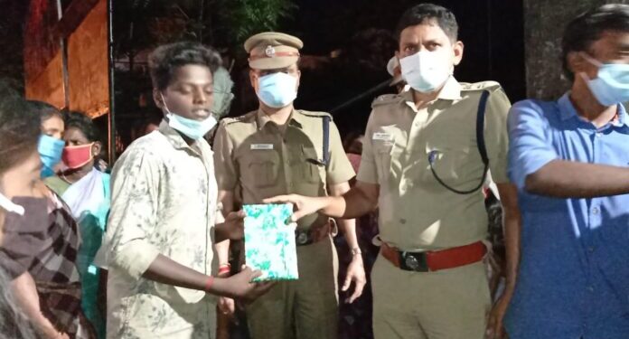 திருவாரூர் மாவட்ட காவல் கண்காணிப்பாளர் சைக்கிளில் சென்று கொரோனா விழிப்புணர்வு