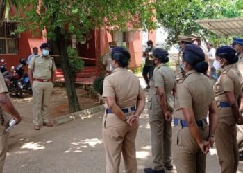 கன்னியாகுமரி மாவட்ட காவல் கண்காணிப்பாளர் காவல் அதிகாரிகள், ஆளினர்களிடம் குறைகளை கேட்டறிந்தார்.