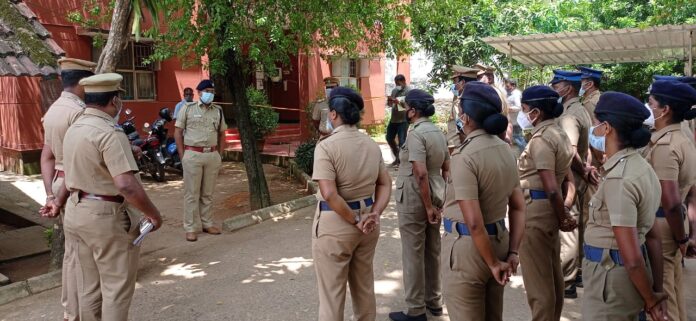 கன்னியாகுமரி மாவட்ட காவல் கண்காணிப்பாளர் காவல் அதிகாரிகள், ஆளினர்களிடம் குறைகளை கேட்டறிந்தார்.