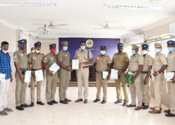 சிறப்பாக பணியாற்றிய காவல் துறையினர் 15 பேருக்கு எஸ்பி ஜெயக்குமார் பாராட்டு சான்றிதழ் வழங்கி பாராட்டினார்.