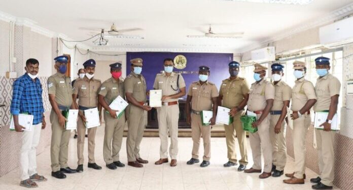 சிறப்பாக பணியாற்றிய காவல் துறையினர் 15 பேருக்கு எஸ்பி ஜெயக்குமார் பாராட்டு சான்றிதழ் வழங்கி பாராட்டினார்.