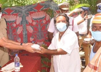நரிக்குறவர் காலனியில் சுமார் 700 நபர்களுக்கு உணவளித்த நெல்லை மாநகர போலீசார்.
