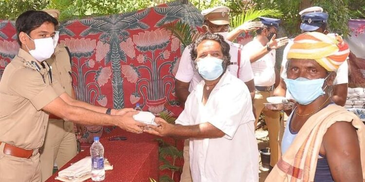 நரிக்குறவர் காலனியில் சுமார் 700 நபர்களுக்கு உணவளித்த நெல்லை மாநகர போலீசார்.