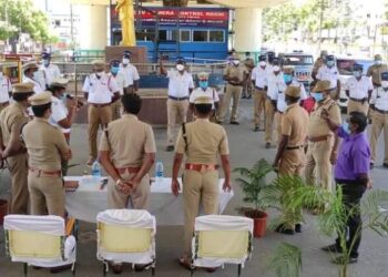 மாநகர போக்குவரத்து காவலர்களுக்கு சத்து மாத்திரைகளை வழங்கிய திருநெல்வேலி துணை ஆணையர்கள்