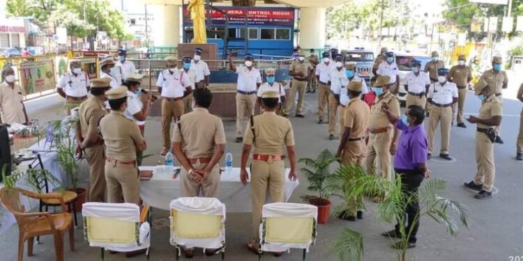 மாநகர போக்குவரத்து காவலர்களுக்கு சத்து மாத்திரைகளை வழங்கிய திருநெல்வேலி துணை ஆணையர்கள்