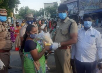 ஆறுமுகநேரி பகுதிகளில் ஆதரவற்றோர், ஊனமுற்றோர், விதவைகள் குடும்பத்தாருக்கு திருச்செந்தூர் உதவி காவல் கண்காணிப்பாளர் ஹர்‌‌‌ஷிங்‌‌‌ அரிசி, காய்கறிகள், மளிகை சாமான்கள் வழங்கினார்