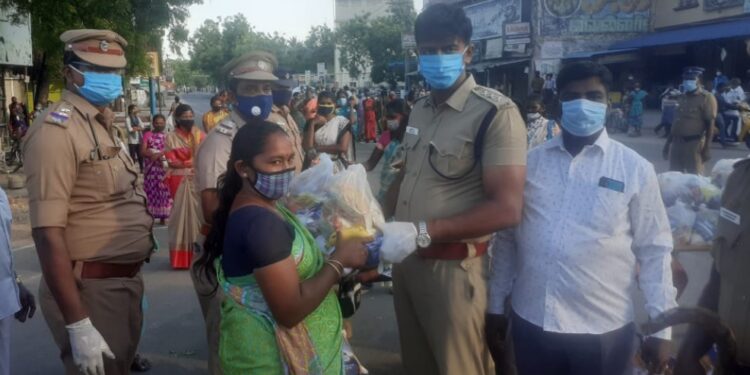 ஆறுமுகநேரி பகுதிகளில் ஆதரவற்றோர், ஊனமுற்றோர், விதவைகள் குடும்பத்தாருக்கு திருச்செந்தூர் உதவி காவல் கண்காணிப்பாளர் ஹர்ஷிங் அரிசி, காய்கறிகள், மளிகை சாமான்கள் வழங்கினார்