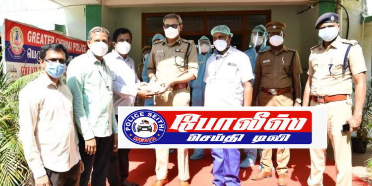 சென்னையில் கொரனா சிகிச்சை மையத்தில் சிகிச்சை பெற்றுவரும் காவலர்‌‌‌களின்‌‌‌ குடும்‌‌‌பத்‌‌‌தினரை  சென்னை போலீஸ்‌‌‌ கமிஷனர்‌‌‌ நேரில்‌‌‌ நலம் விசாரித்‌‌‌தார்‌‌‌