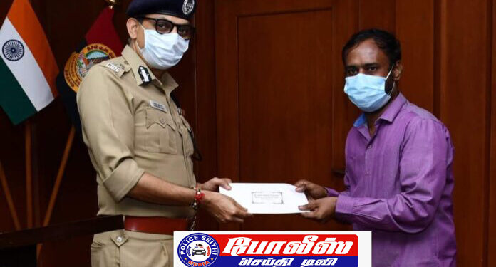 சாலையில் கிடந்த பணத்தை காவல்நிலையத்தில் ஒப்படைத்த காவலருக்கு பெருநகர போலீஸ் கமிஷனர் பாராட்டு