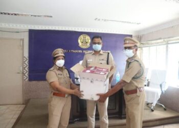 தூத்துக்குடி மாவட்ட ஊர்க்காவல் படையினரின் உபயோகத்திற்காக முகக்கவசம், கிருமி நாசினி மற்றும் கையுறைகளை மாவட்ட எஸ்பி  எஸ். ஜெயக்குமார் வழங்கினார்.