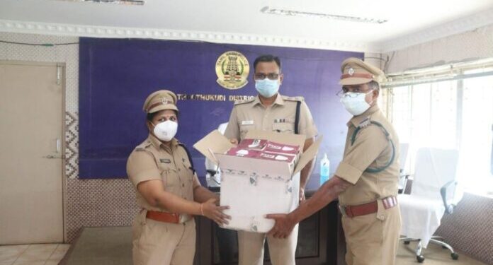 தூத்துக்குடி மாவட்ட ஊர்க்காவல் படையினரின் உபயோகத்திற்காக முகக்கவசம், கிருமி நாசினி மற்றும் கையுறைகளை மாவட்ட எஸ்பி எஸ். ஜெயக்குமார் வழங்கினார்.