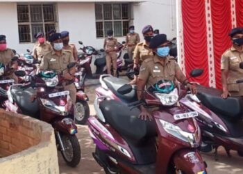 பெண் போலீசாருக்கு இருசக்கர வாகனம், மடிகணினிகளை கோவை மாவட்ட எஸ்.பி வழங்கினார்.