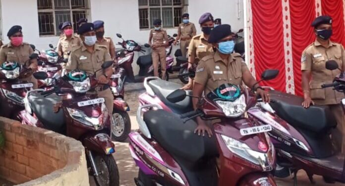 பெண் போலீசாருக்கு இருசக்கர வாகனம், மடிகணினிகளை கோவை மாவட்ட எஸ்.பி வழங்கினார்.