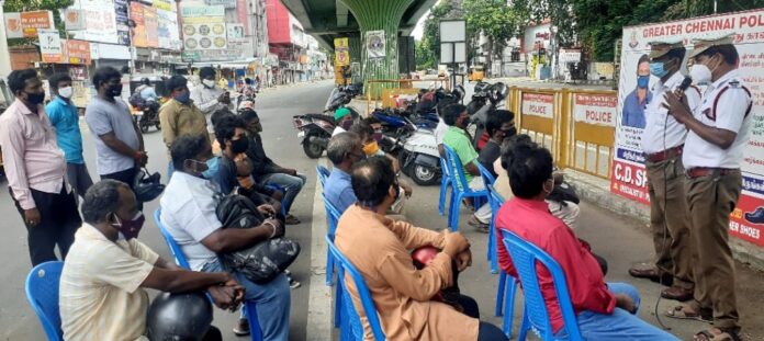 அறிவுறைகள் வழங்கி கொரோனா பெருந்தொற்றிலிருந்து மக்களை மீட்ட சென்னை பெருநகர காவல் ஆணையர் சங்கர்ஜிவால்