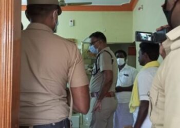 வீடு மற்றும் காரை சேதப்படுத்தி, அரிவாளால் தாக்கி கொலை முயற்சி – 4 பேர் கைது