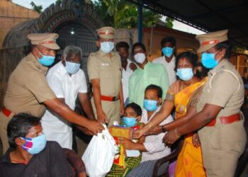 திருவாரூர் மாவட்ட எஸ்‌‌‌.பி மாற்றுத்திறனாளிகள் 50 பேரை சந்தித்து அவர்களுக்கு  உணவுபொருட்கள், காய்கறிகள், பிஸ்கட், ரொட்டிகள் ஆகியவை வழங்கி அவர்களுடன் கலந்துரையாடி உற்சாகப்படுத்தினார்