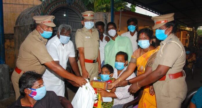 திருவாரூர் மாவட்ட எஸ்.பி மாற்றுத்திறனாளிகள் 50 பேரை சந்தித்து அவர்களுக்கு உணவுபொருட்கள், காய்கறிகள், பிஸ்கட், ரொட்டிகள் ஆகியவை வழங்கி அவர்களுடன் கலந்துரையாடி உற்சாகப்படுத்தினார்