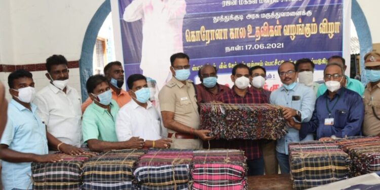 ரஜினி மக்கள் மன்றம் சார்பாக கொரோனா கால நிவாரண பொருட்களான தூக்கு படுக்கை, சக்கர நாற்காலி,படுக்கை விரிப்பு போன்றவற்றை மாவட்ட காவல் கண்காணிப்பாளர் எஸ். ஜெயக்குமார் வழங்கினார்.