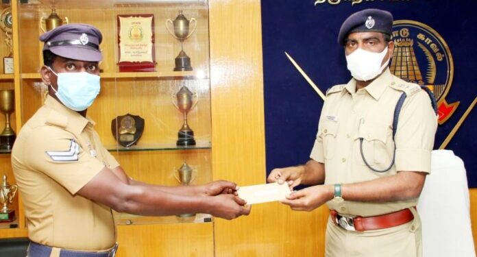 திருநெல்வேலி மாவட்டத்தில் கடந்த வாரம் சிறப்பாக பணியாற்றிய 13 காவல்துறையினர்க்கு மாவட்ட எஸ்.பி வெகுமதி வழங்கி பாராட்டினார்.