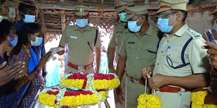உடல்நலகுறைவால் இறந்த ஊர்காவல்படை காவலரின் இறுதி ஊர்வலத்தில் மாவட்ட எஸ்.பி மலர்வளையம் வைத்து மரியாதை செய்தார்