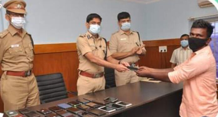 திருநெல்வேலி சைபர் க்ரைம் போலீசாரால் 5 லட்சம் மதிப்புள்ள 43 செல்போன்கள் மீட்பு